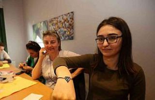 Miyuki boncuklarla takı yapmayı öğrendiler