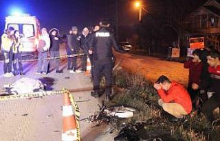 Motosiklet ikiye bölündü, hafif ticari araç takla...
