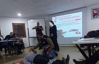 Motosiklet kullanıcıları Kızılay’dan ilkyardım...