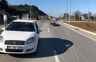Motosiklet otomobile çarptı: 2 yaralı