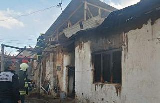 Müstakil ev yangında kullanılmaz hale geldi