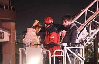 Mutfakta çıkan yangın binayı sokağa döktü:...