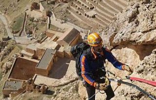 Nusaybin’de dağda mahsur kalan keçiler, AFAD ekiplerince...
