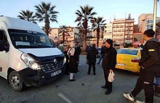 Öğrenci servisiyle ticari taksi çarpıştı