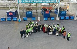 Öğrenciler, Ambalaj Atıkları Toplama Ayırma Merkezi’ni...