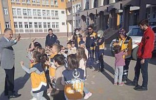 Öğrenciler Dr. Yılmaz’ı soru yağmuruna tuttu