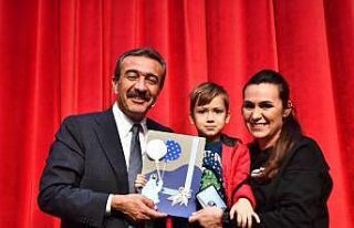 Öğrenciler karnelerini alıp Başkan Çetin’e...