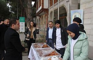 Öğrenciler kendi elleriyle yaptığı kahvaltılıkları...