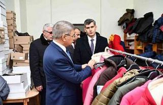 Öğrencilere mont ve bot hediye edildi