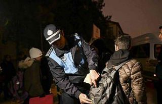 Öğrencilere reflektörlü çıkartma ve kol bandı