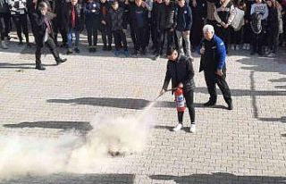 Öğretmen ve öğrencilere yangın söndürme tatbikatı