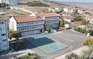 Okul bahçelerinde asfaltlama çalışmaları devam...