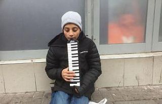 Okul masraflarını karşılayabilmek için sokaklarda...
