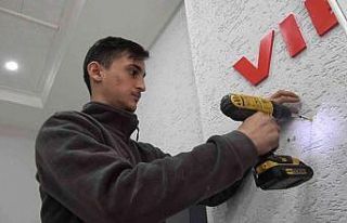 Okulu bırakan gençler hem meslek hem diploma sahibi...