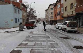Oltu ilçe merkezine yılın ilk karı yağmaya başladı