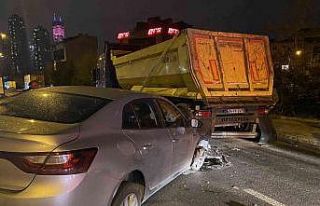 Önce otomobile ardından hafriyat kamyonuna çarpıp...