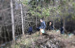 Ormancılar, köylülerle ormanda çöp topladı