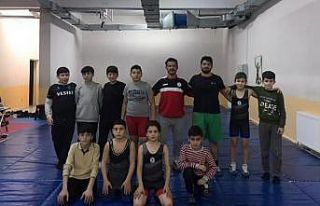 Osmaneli’de miniklere güreş eğitimi