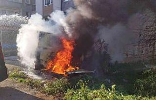 Oto galeri önündeki minibüs alev alev yandı