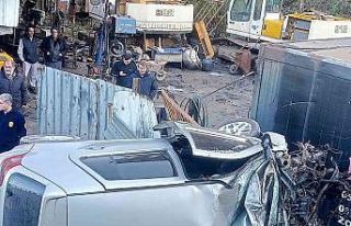 Otomobil alt yola uçtu, hurdaya dönen araçta sürücü...