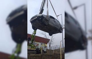 Otomobil bahçeye uçtu: 1 yaralı