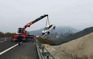 Otomobil bariyerleri aşıp şarampole uçtu: 4 yaralı