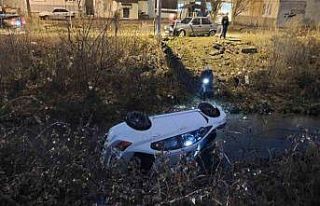 Otomobil dere yatağına uçtu: 2 yaralı