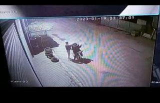 Otomobil lastiklerini kıyafet gibi giyip çalan hırsızlar...