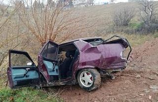 Otomobil yol kenarında duran araca çarptı: 2 yaralı