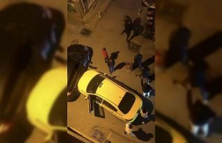 Otomobiline çarpan taksi sürücüsünü dövdü