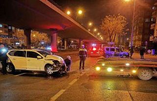 Otomobiller çarpıştı: 2 yaralı