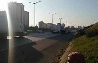 Otoyolda lastiği patlayan otomobil faciaya neden...