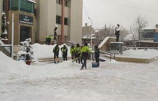 Özalp ilçesinde yol açma çalışması devam ediyor