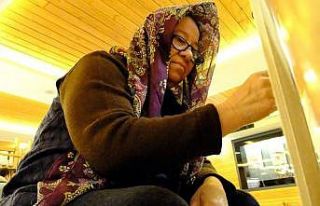 (ÖZEL) Nenelerinden kalan tekniklerle kilim dokuyorlar