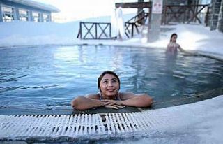 (Özel) Uludağ’a gelen turistler dondurucu soğukta...