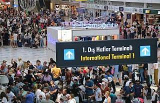 Pandemide dışarı çıkamayan yaşlı turistler,...