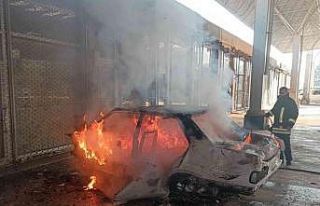 Park halin alev alan otomobil kül oldu