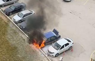 Park halindeki araç alev aldı