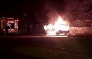 Park halindeki araç yandı