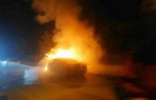 Park halindeki otomobil alev topuna döndü