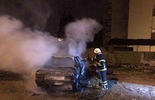 Park halindeki otomobil kundaklandı