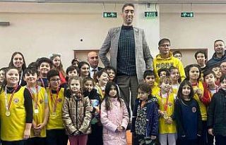 Peribacalarına gelen ’dünyanın en uzun insanı’...