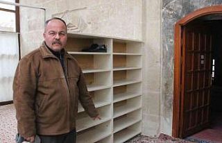 Polis, 10 günlük bebeği cami kapısına terk eden...