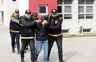 Polis baskınında evleri cephanelik gibi çıktı