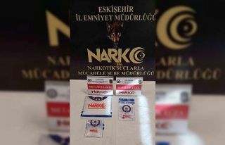 Polis ekiplerince yakalanan uyuşturucu madde satıcısı...