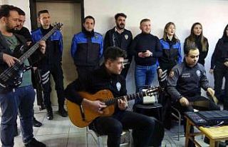 Polisler söyledi öğrenciler eğlendi