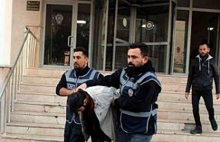 Polisten kaçmak için dolabın üzerinde bavulların...