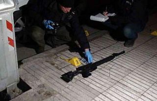 Pompalı tüfeklerle apartmana ateş açıldı, 2...