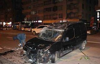 Refüje çarpan ticari araç takla attı