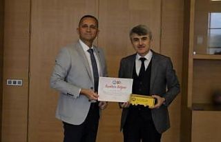 Rektör Uysal’dan Armağan’a teşekkür belgesi